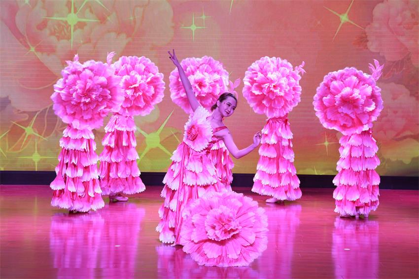 赢博线上平台2019年度工作动员大会---舞蹈《花开树恩》