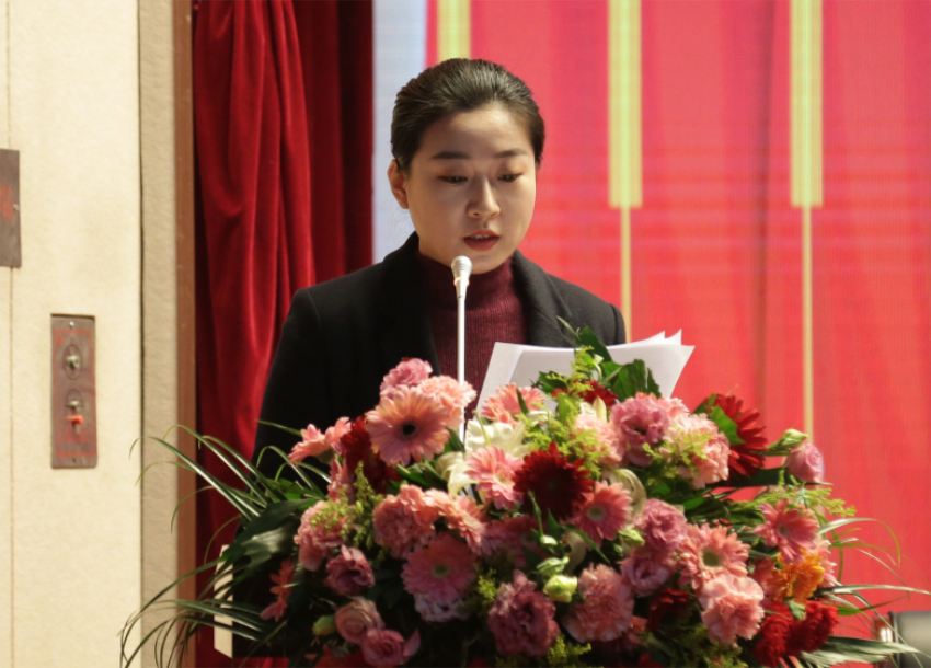 赢博线上平台第一届党委班子选举大会---于丽娜同志宣读大会关于通过党委和纪委报告的决议